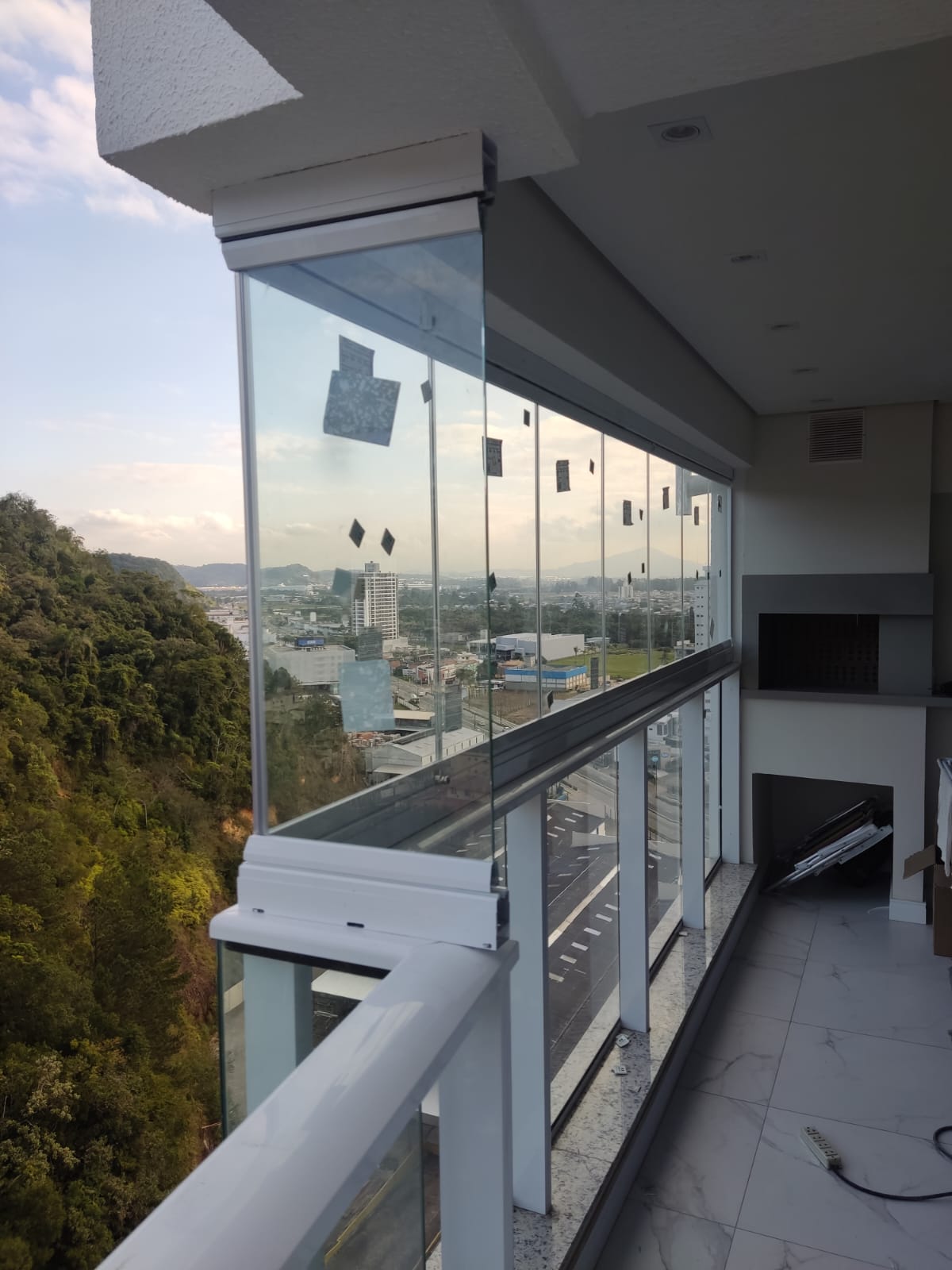 Sacada fechada com porta de vidro de correr em Itajaí